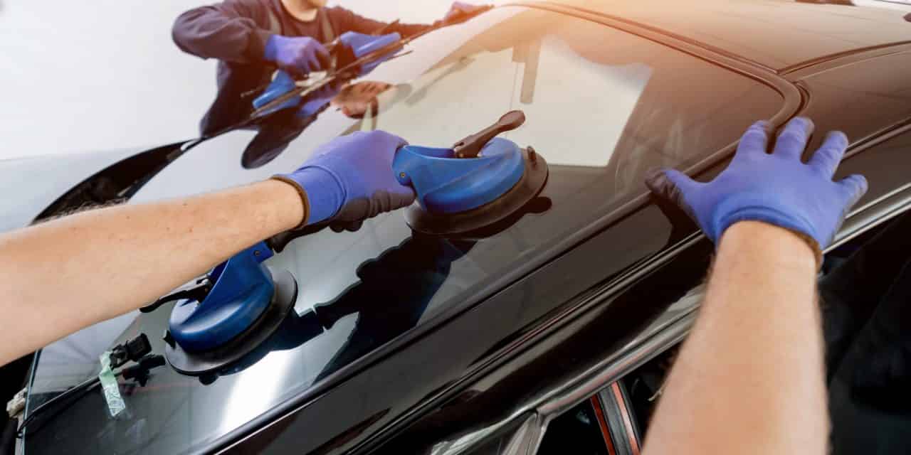 thay-kinh-chan-gio-xe-hoi