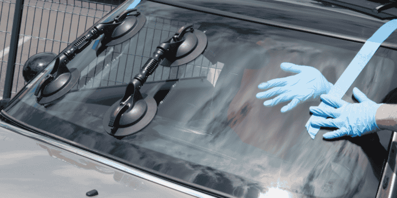 Hình 3: Làm sạch khung kính giúp quá trình thay kính diễn ra thuận lợi 