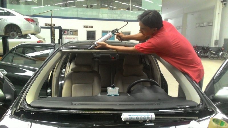 THAY KÍNH XE Coralla Altis tận nơi Giá rẻ