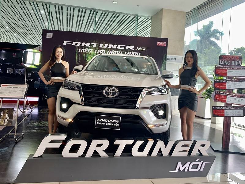 THAY KÍNH XE fortuner tận nơi Giá rẻ