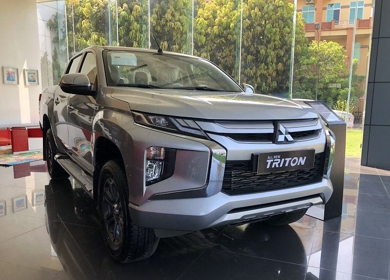 Chuyên thay kính chắn gió xe ô tô tận nơi