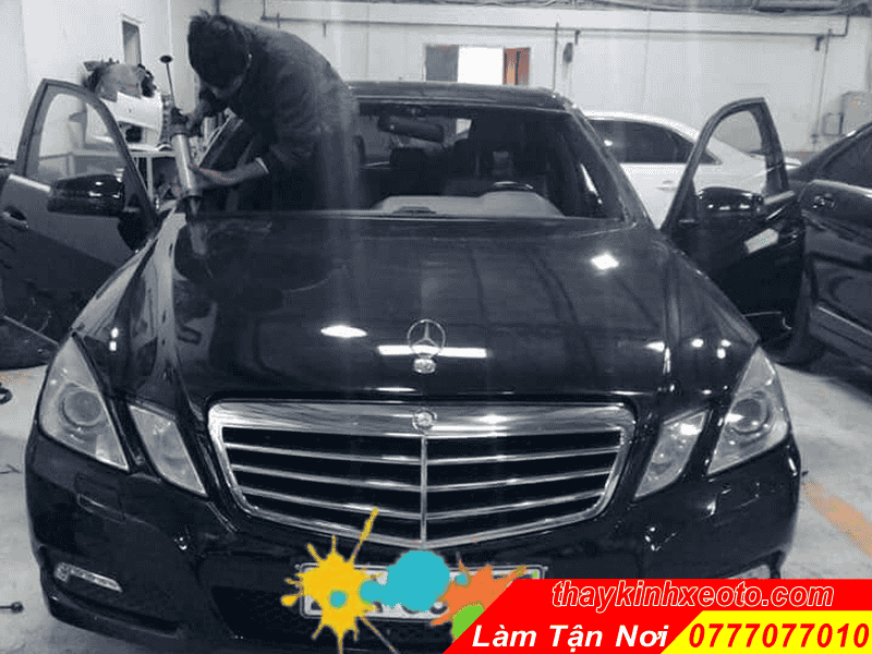 THAY KÍNH XE Ô TÔ TẬN NƠI 12 THAY KÍNH XE Ô TÔ xe innova tận nơi