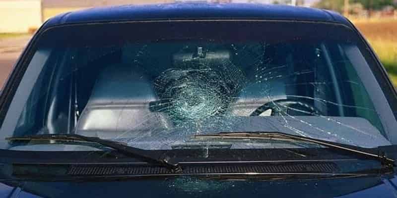 Hình 1: Kính chắn gió ô tô rất dễ bị vỡ xước hoặc hư hỏng trong quá trình sử dụng xe