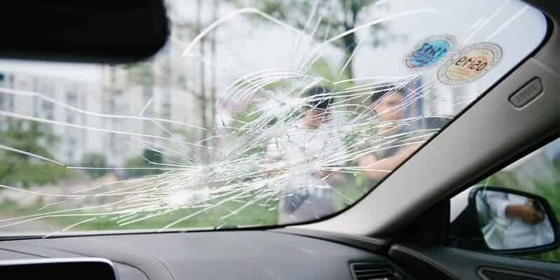 Hình 3: Kính chắn gió bị xước vỡ dài