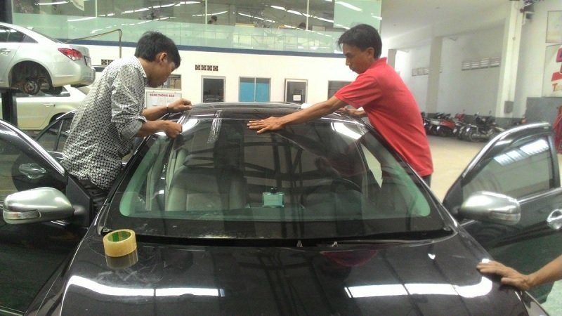 THAY KÍNH XE innova