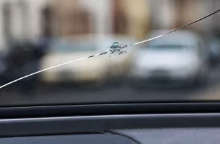 Nếu KÍNH Ô tô bị nứt phải làm sao? Cách xử lý hiệu quả