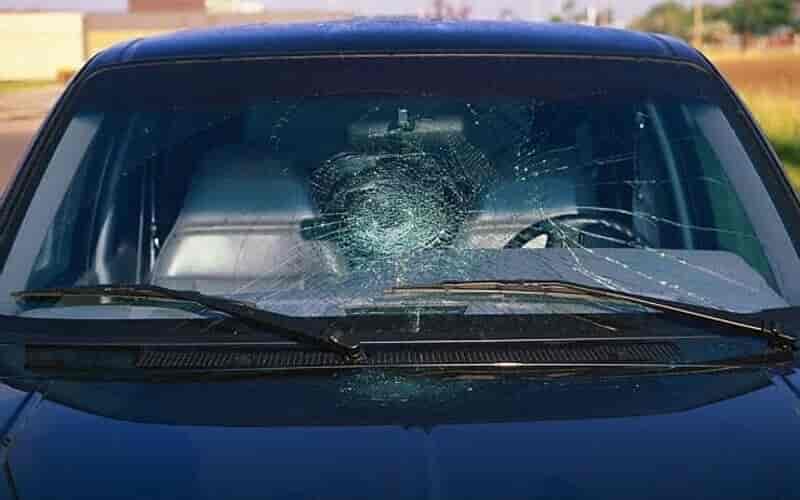 Hình 2: Kính chắn gió bị xước hình mắt trâu