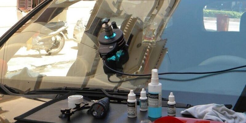 Hình 1: Dịch vụ thay kính chắn gió oto tận nơi tại clbauto.com cam kết thời gian bảo hành lâu dài