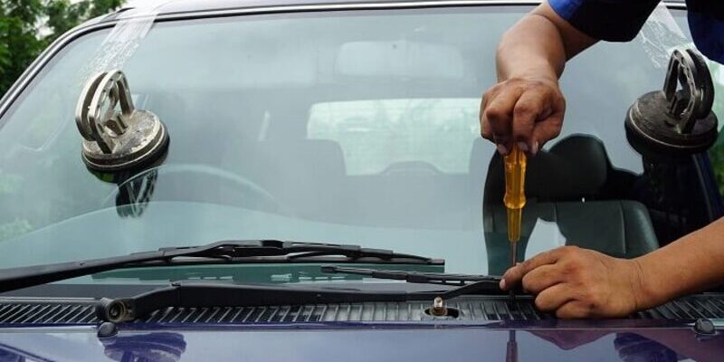 Hình 2: clbauto.com hỗ trợ dịch vụ thay kính chắn gió oto tận nơi cho nhiều dòng xe phổ biến