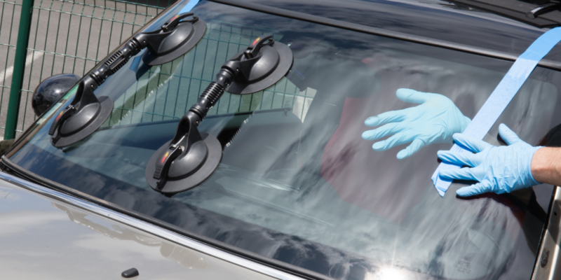 Hình 3: Làm sạch khung kính giúp quá trình thay kính diễn ra thuận lợi 