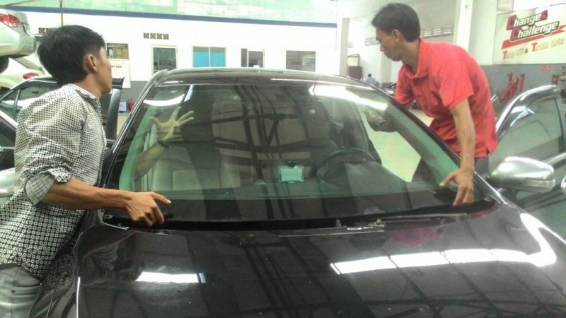 THAY KÍNH XE Ô TÔ tận nơi